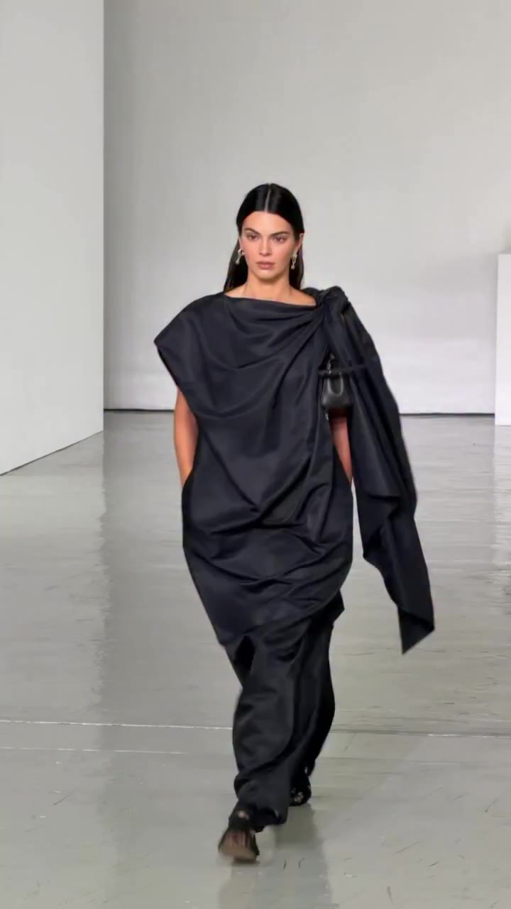 Überraschung! @KendallJenner lief heute Abend in Mailand für Bottega Veneta…