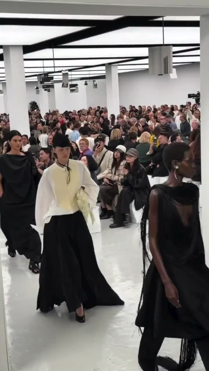 And on Saturday night of #MilanFashionWeek, @juliannemoore, @audreyhobert, and…
