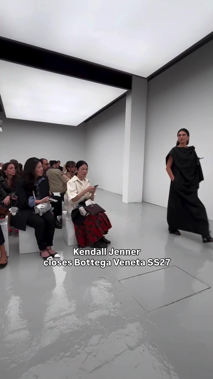 @kendalljenner ha chiuso la sfilata SS27 di #BottegaVeneta, appena andata in…