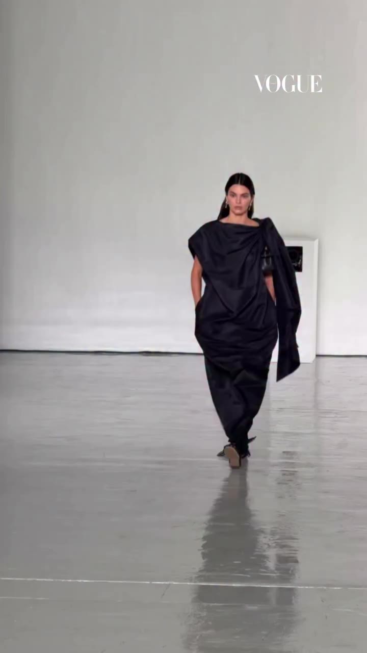 Baggy chic reigns at Bottega. @kendalljenner makes a comeback on the runway…