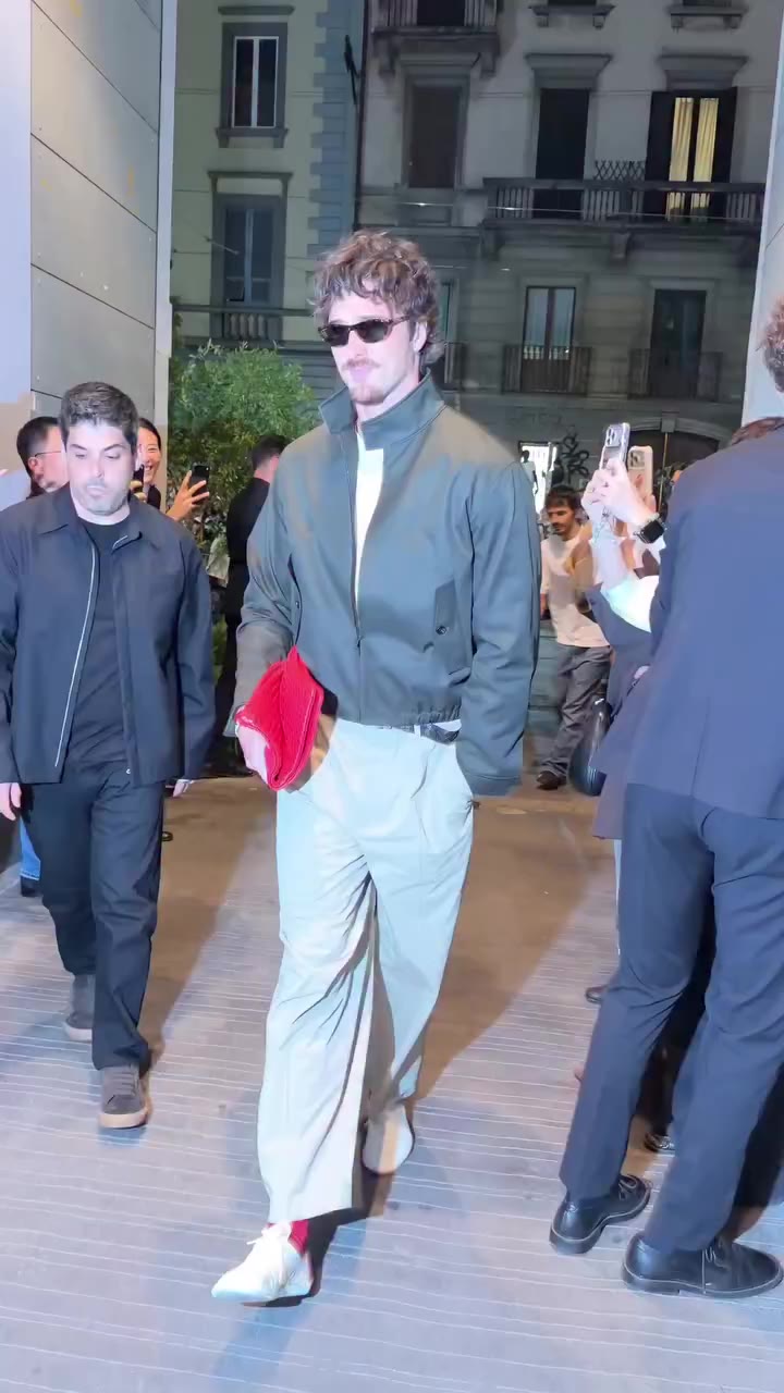Jacob Elordi bei der Bottega Veneta Frühjahr/Sommer 2027 Show in Mailand…