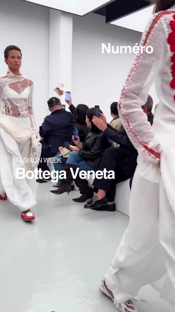 Tonight at #MilanFashionWeek @bottegavenetaworld presented their Spring/Summer…