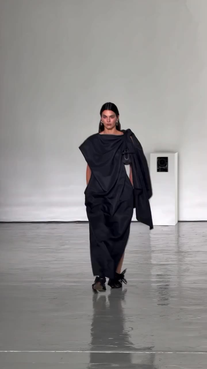 Dnes večer v Miláně @kendalljenner uzavřela přehlídku Bottega Veneta pro jaro…