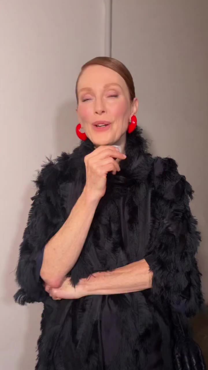 #JulianneMoore を #BottegaVeneta SS27ショー直後にキャッチ。 #voguejapan_collection