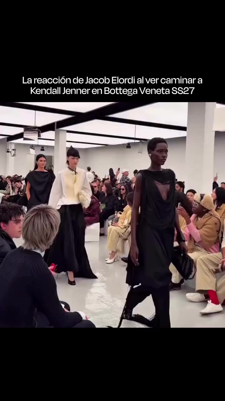 He’s watching. @kendalljenner cerró la pasarela de Bottega Veneta SS27 de…