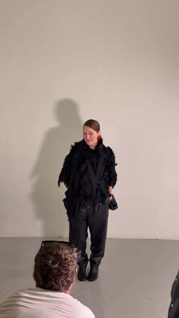Actor @juliannemoore is sleek in an all black number for the Bottega Veneta…