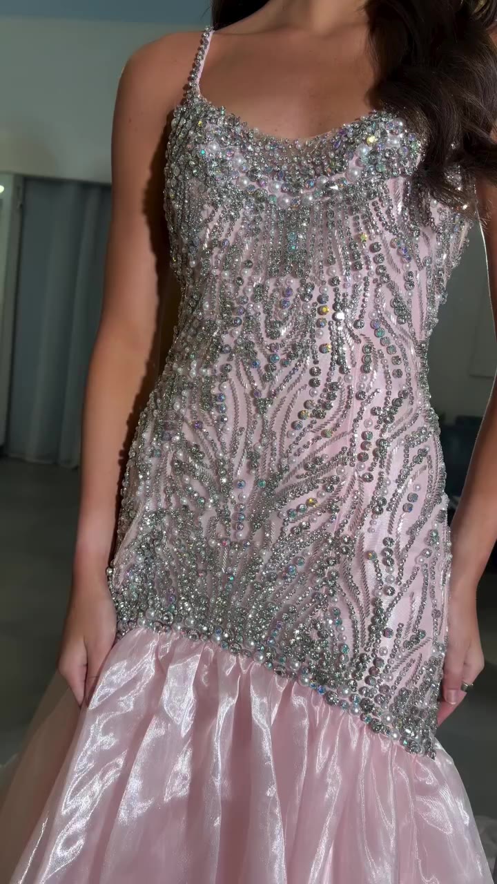 RACHEL ALLEN BEAUTY 🤍✨ This STUNNING Rachel Allen gown is giving ✨QUEEN✨…