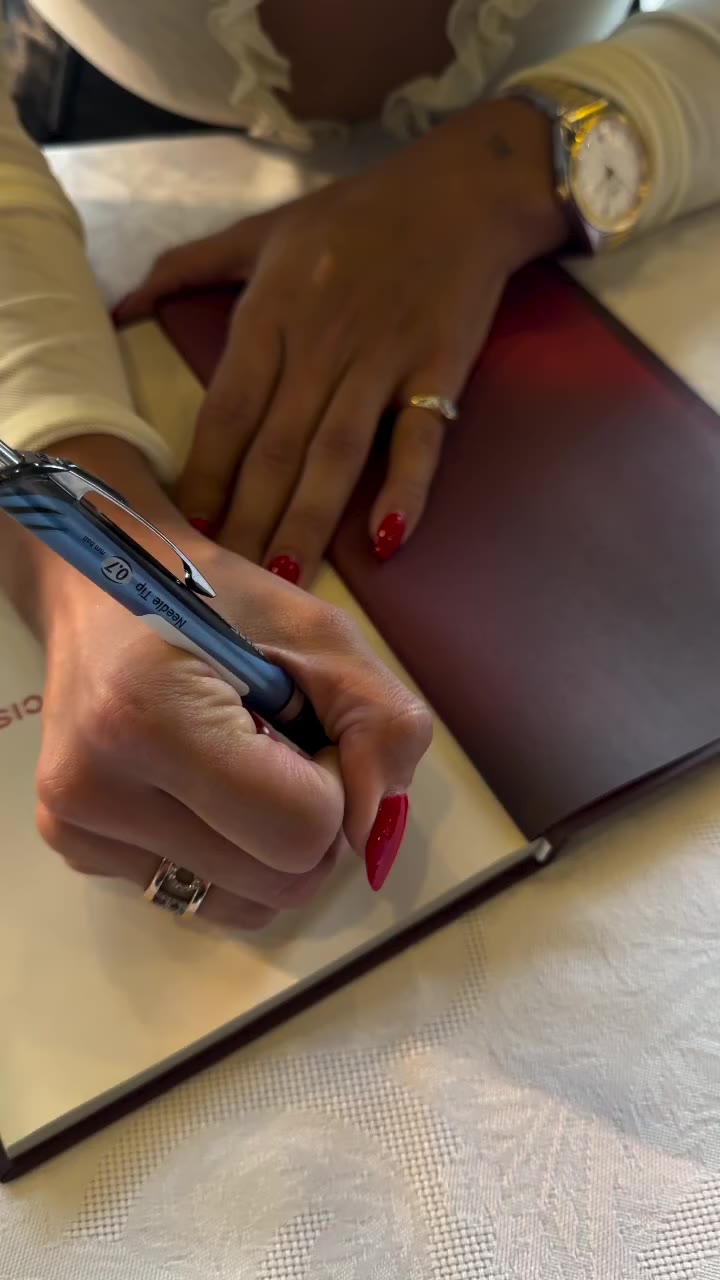 No se olviden de pasar por su libro firmado por @sohotsomealex en Plaza de la…