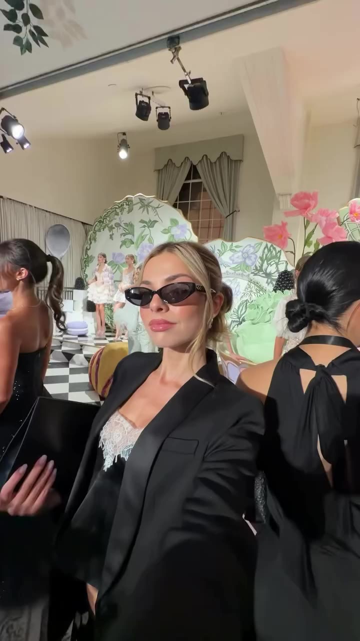 @kitkeenan gets a first look at @aliceandolivia’s SS27 collection with Glance…