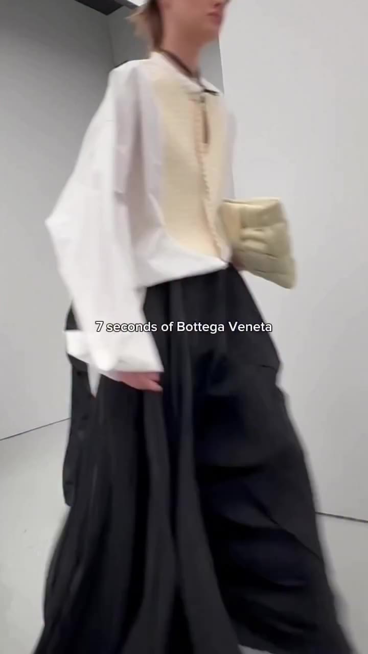 Drape, volume, craft, and a bright dash of red. #BottegaVeneta brought all of…