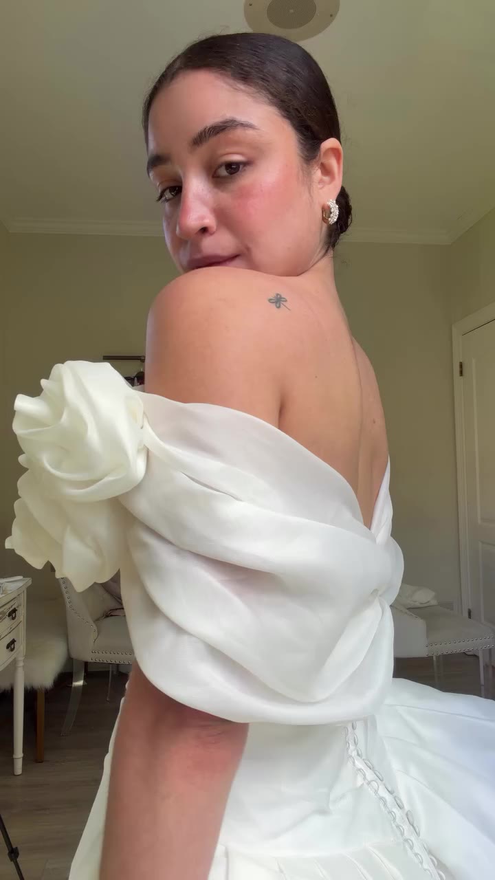 What’s that neckline called?? 🧐 We got you! There are so many terms thrown…