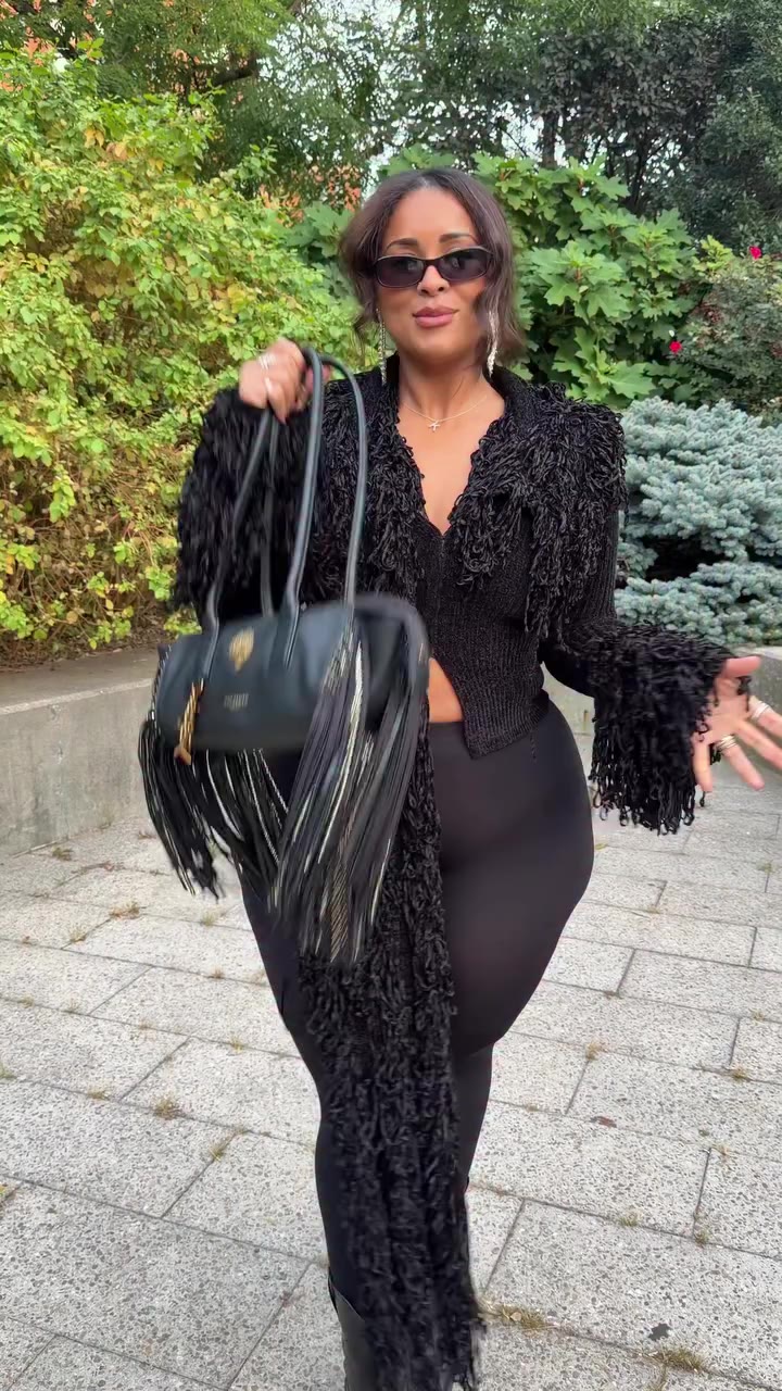 The bag made my whole outfit @kurtgeiger 🖤 comment “need that” for a direct…