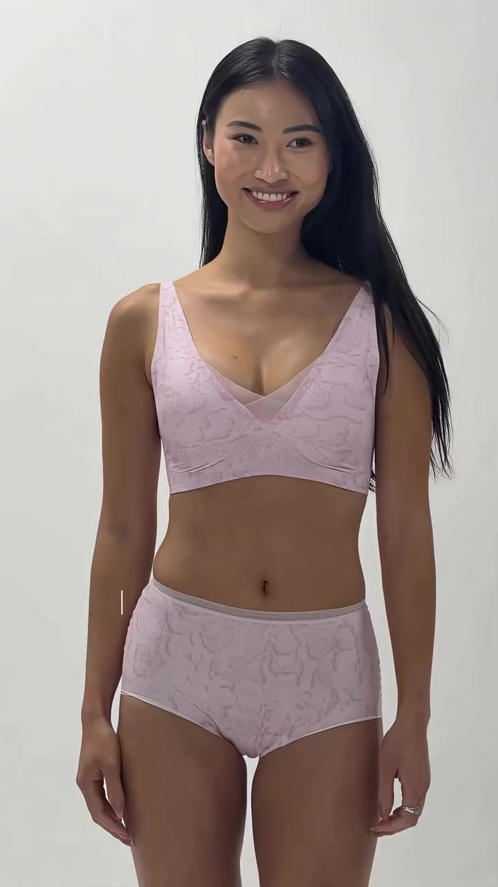 If your bra shows through everything, you need to see this!!! Shop Sheer Edge 🫶