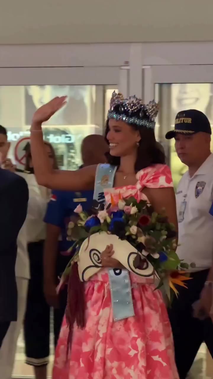 ¡La reina está en casa! Miss World Joheirry Mola has arrived in the Dominican…