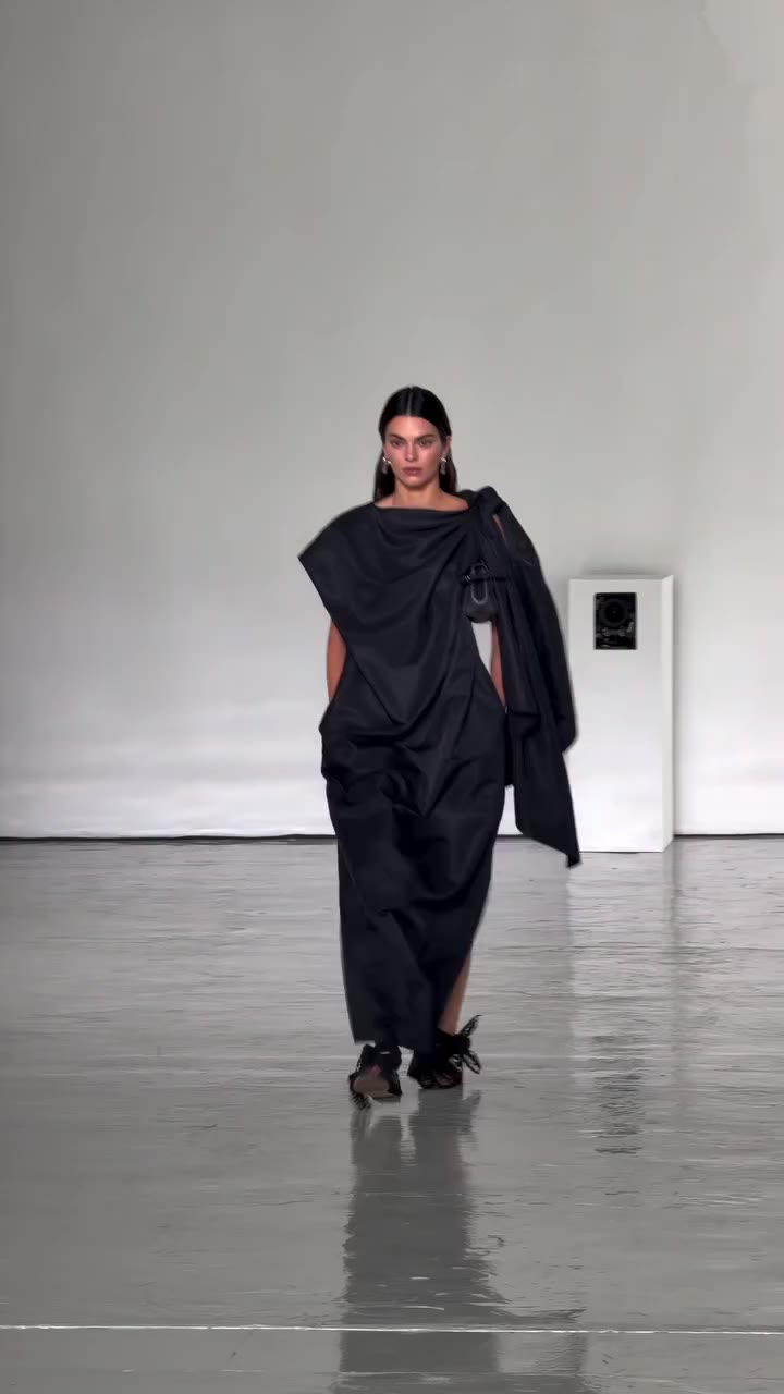Kendall Jenner closed Bottega Veneta’s Spring 2026 show in Milan, commanding…