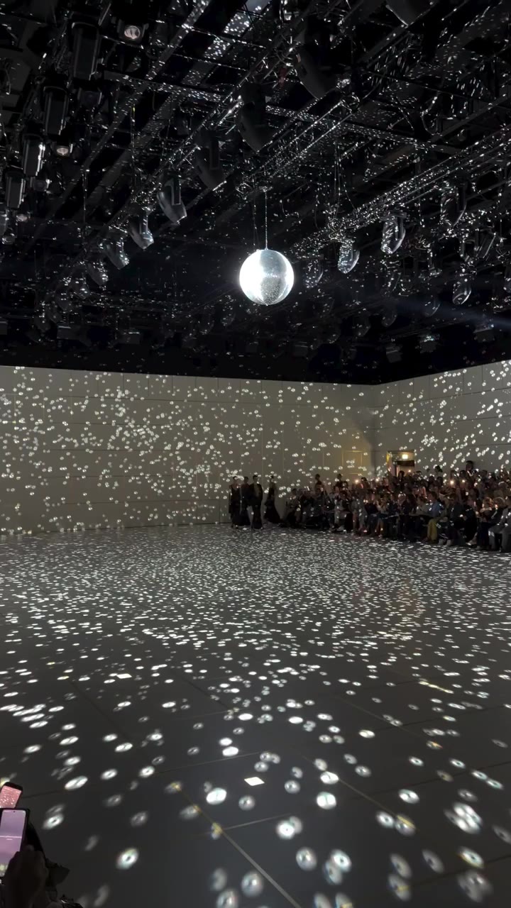 Il finale dello show primavera/estate 2027 di #GiorgioArmani, firmato…