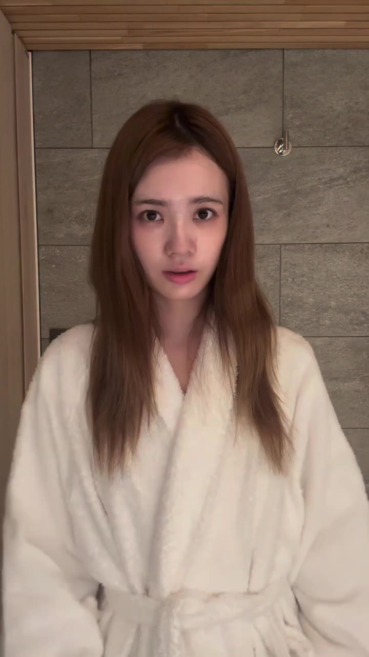 すっぴんからの変身動画🪄✨ バスローブ姿から一気に変身できたかな？🥹💭 どっちが好きかコメントで教えて〜💬💕 #メイク動画 #変身動画…