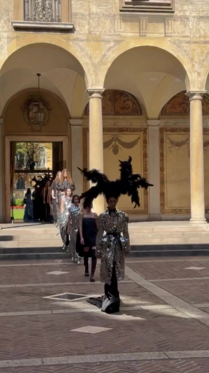 Okay, maybe we do need a headpiece @marques_almeida #MilanFashionWeek…